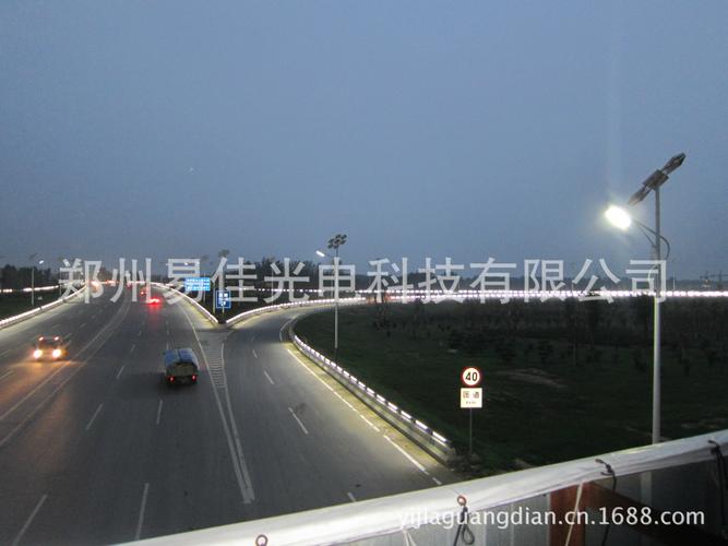 多功能的  结合:单个产品解决了道路照明,景观照 明及道路防撞功能